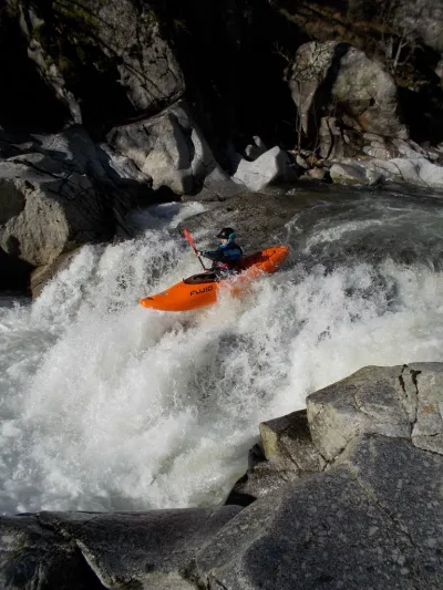 Philippe franchit le Seuil glissière au milieu des Gorges (classe 4+).